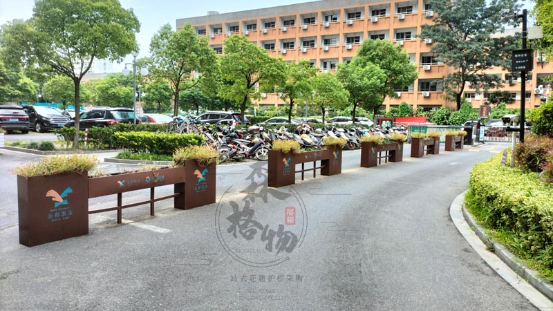 住宅小區(qū)出入口不銹鋼花箱護(hù)欄案例